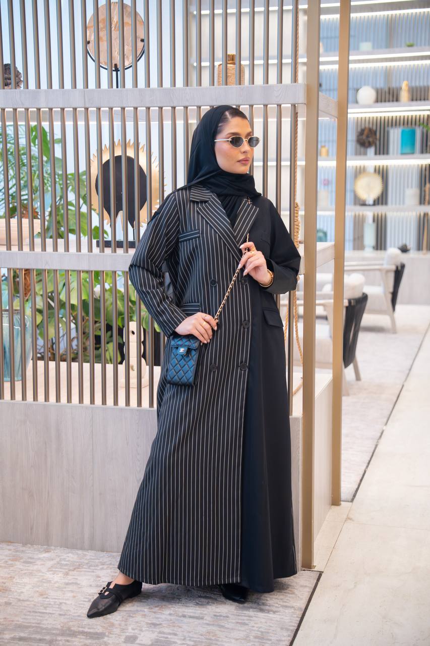 عباية بليزر بخام كريب المقلم باللون الاسود C:IB348