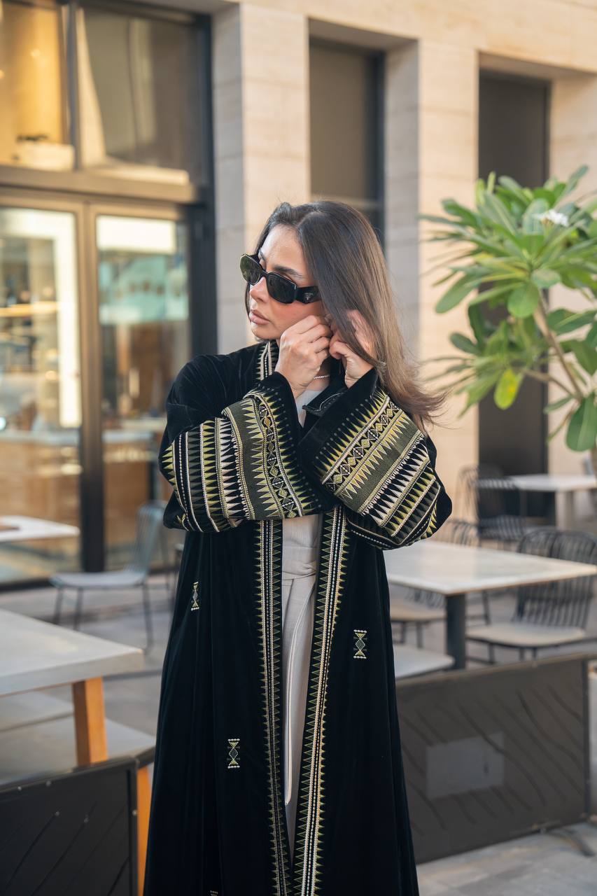 عباية مخمل باللون الاسود مع تطريز . C:IB358 