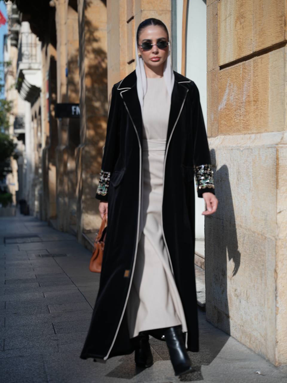 عباية بليزر مخمل باللون الاسود مع شك يدوي . C:IB363