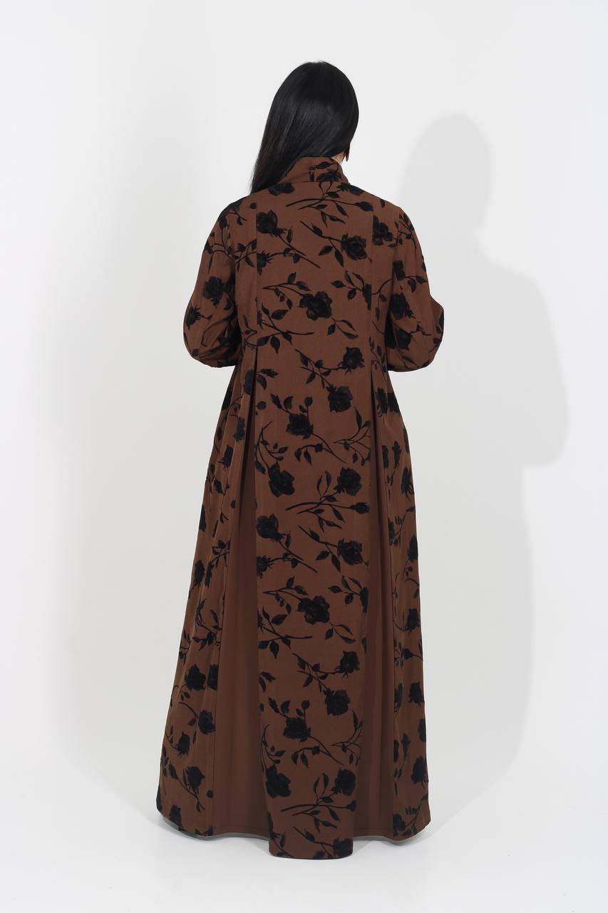 عباية كريب باللون البني مطبوعة بتفاصيل ورود مخملية . C:IB370 