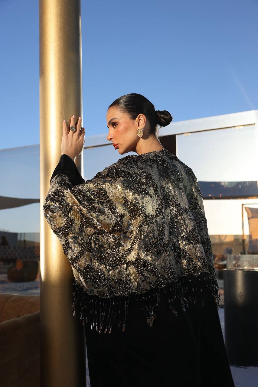 A bisht with a dress, made of jacquard and velvet with hand-stitched details.C:373