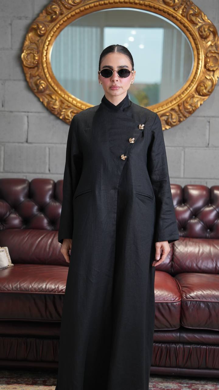 Trench coat linen in black. C:393