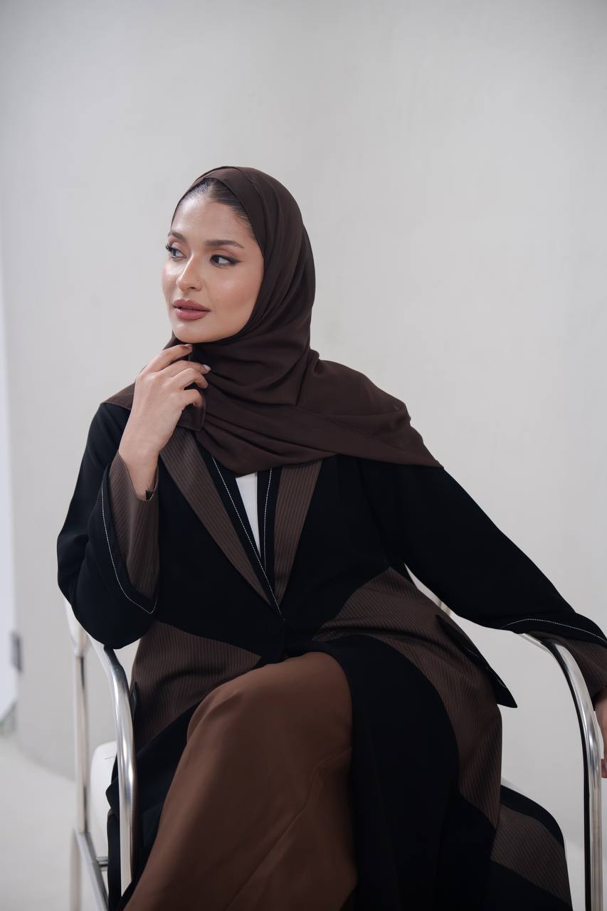 عباية بليزر بخام كريب ، باللون الاسود مع تفاصيل باللون البني  C:IB347 