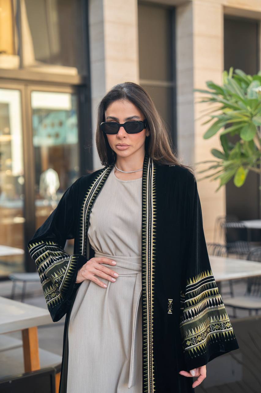 عباية مخمل باللون الاسود مع تطريز . C:IB358 