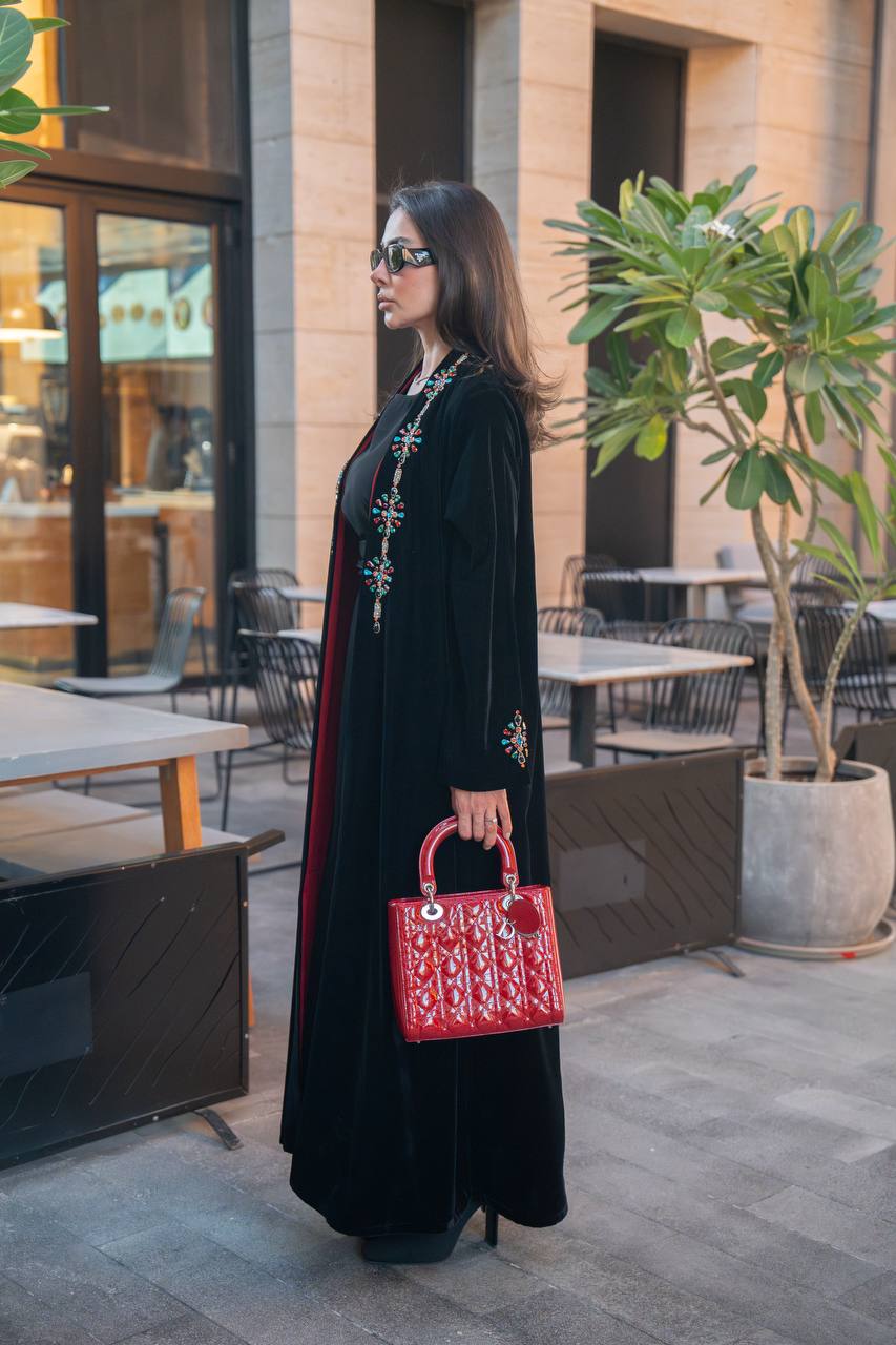 عباية مخمل باللون الاسود مع شك يدوي  . C:IB361 