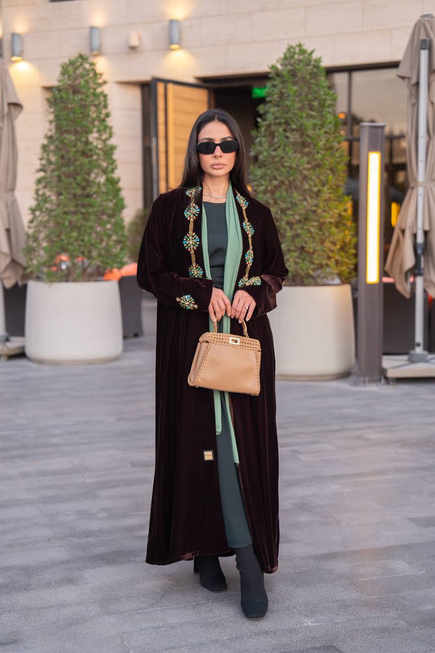 عباية مخمل باللون البني مع شك يدوي , C:IB361 