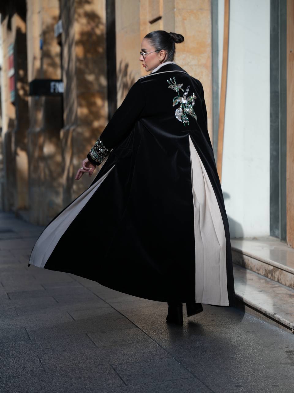 عباية بليزر مخمل باللون الاسود مع شك يدوي . C:IB363