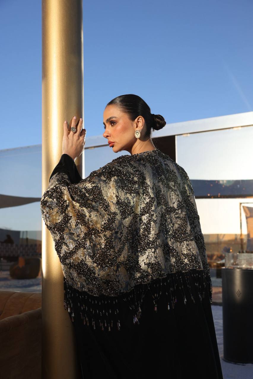 A bisht with a dress, made of jacquard and velvet with hand-stitched details.C:373