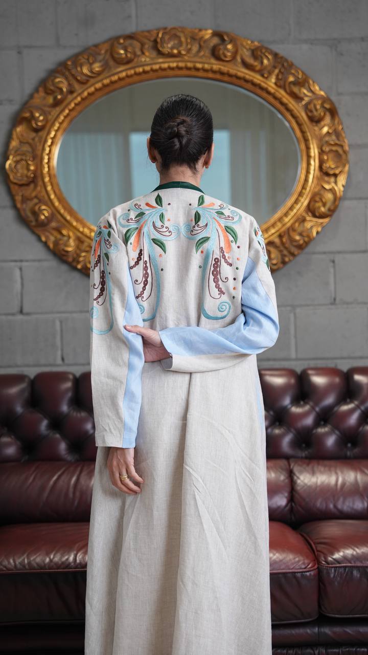 Linen abaya in light beige with embroidery. C:397