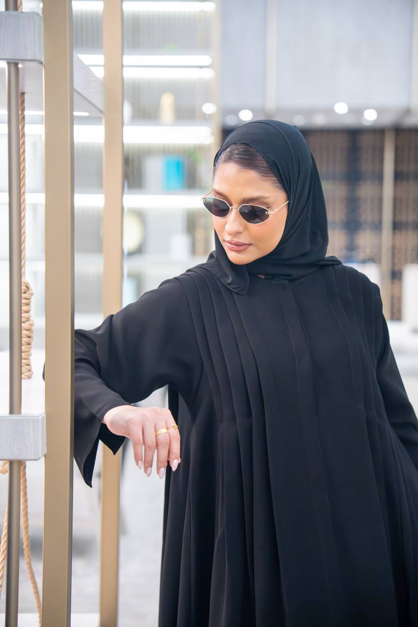 عباية بخام كريب باللون الاسود مع كسرات  C:IB346 