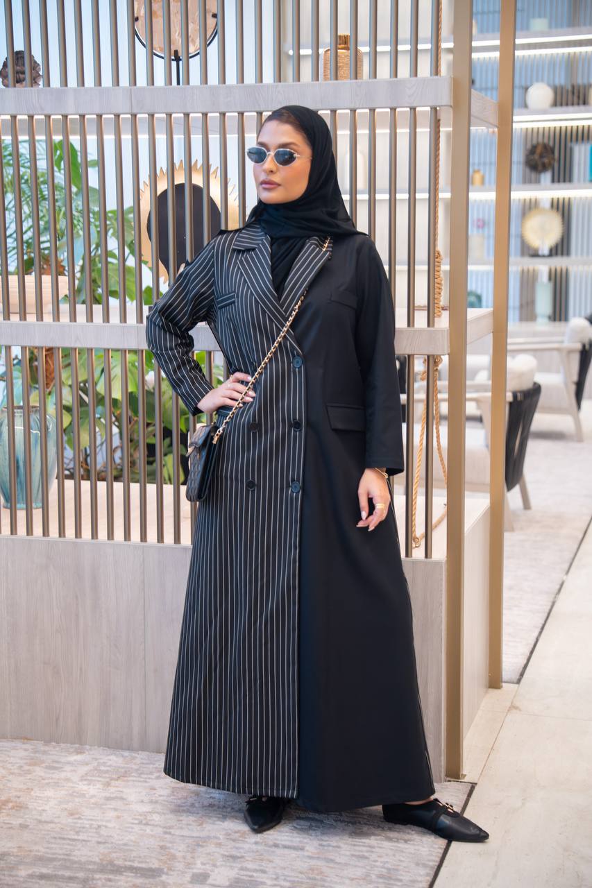 عباية بليزر بخام كريب المقلم باللون الاسود C:IB348