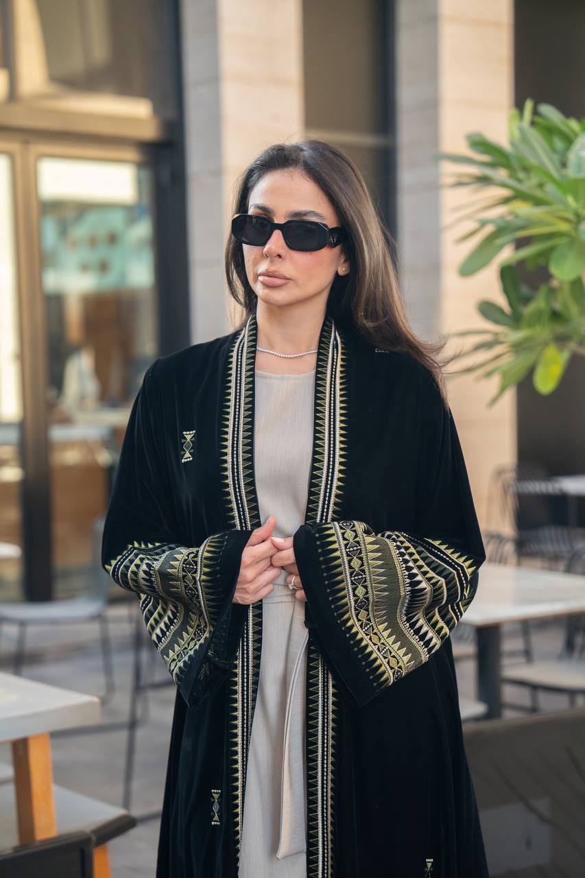 عباية مخمل باللون الاسود مع تطريز . C:IB358 