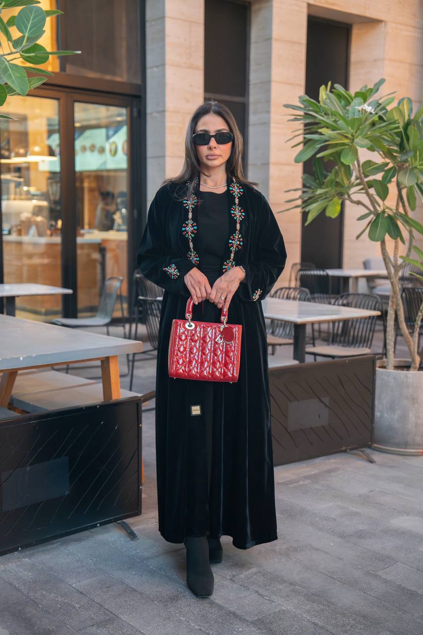 عباية مخمل باللون الاسود مع شك يدوي  . C:IB361 