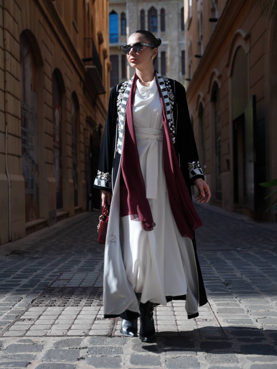 عباية مخمل باللون الاسود مع شك يدوي . C:IB362