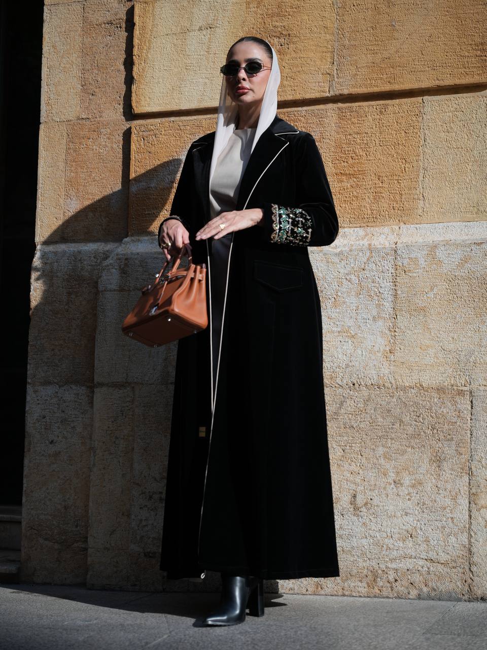 عباية بليزر مخمل باللون الاسود مع شك يدوي . C:IB363