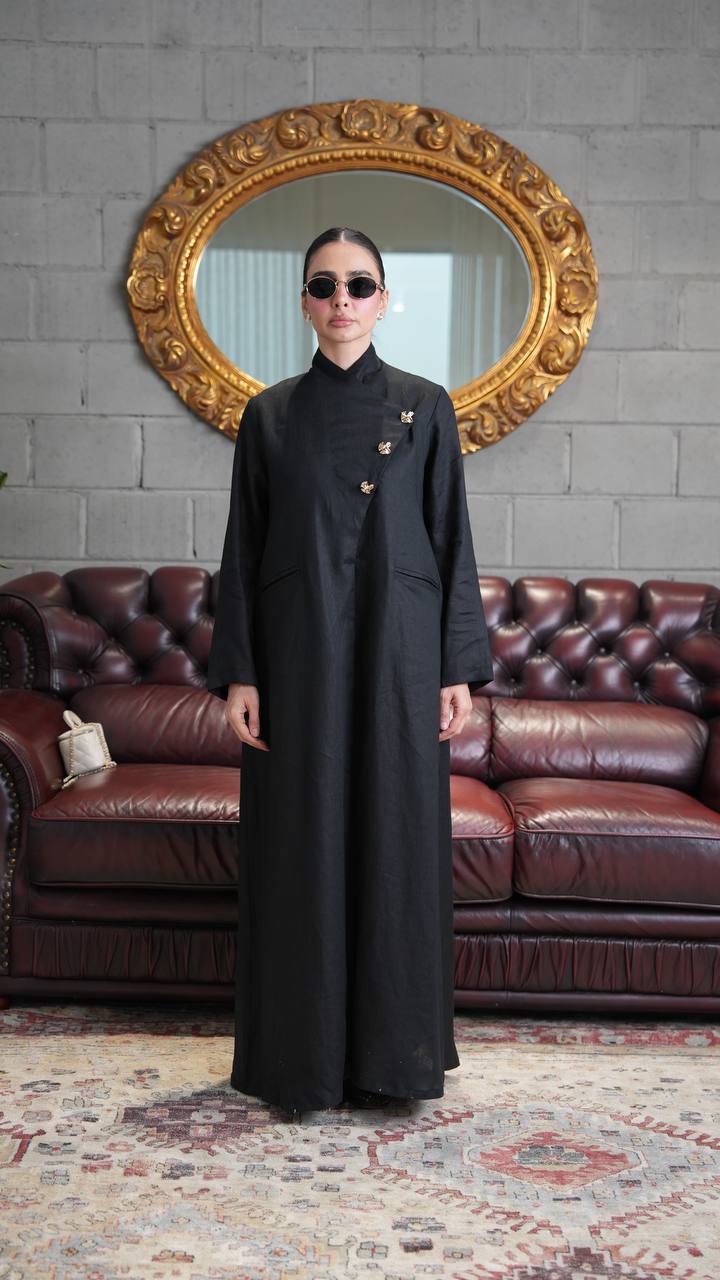 Trench coat linen in black. C:393