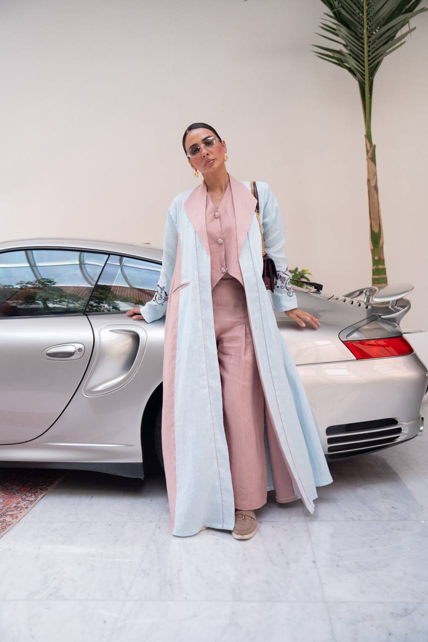 عباية بليزر لينن باللون الازرق السماوي مع تطريز .C:416